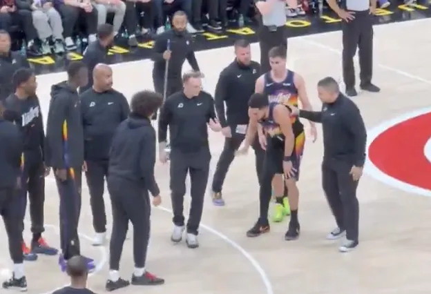 米兰体育官网-太阳记者：为减少膝盖压力，布克赛后拄拐离开更衣室